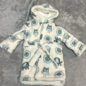 ⭐️ Blankets & Beyone - NWOT - double  layer plush baby robe. Size 12 months +